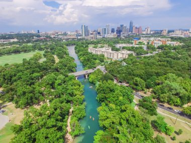 Barton Creek Greenbelt yaz mavi bulut gökyüzü ile Zilker Büyükşehir Park Güney Austin Downtown hava manzara. Hill Country, Austin Teksas, eyalet başkenti doğu kenarında bulunan bize.