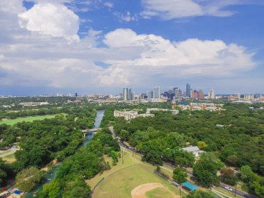 Barton Creek Greenbelt yaz mavi bulut gökyüzü ile Zilker Büyükşehir Park Güney Austin Downtown hava manzara. Hill Country, Austin Teksas, eyalet başkenti doğu kenarında bulunan bize.