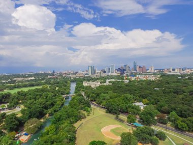 Barton Creek Greenbelt yaz mavi bulut gökyüzü ile Zilker Büyükşehir Park Güney Austin Downtown hava manzara. Hill Country, Austin Teksas, eyalet başkenti doğu kenarında bulunan bize.
