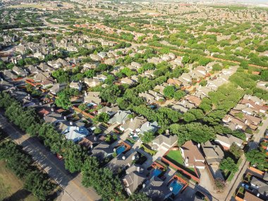 Dallas downtown Irving, Texas, ABD dışında büyüyen havadan görünümü banliyösü. Yeni alt bölümü geliştirme driveways, büyük mahalle suburbia ile sıkıca paketlenmiş evlerin kuş gözü yeşil mimari