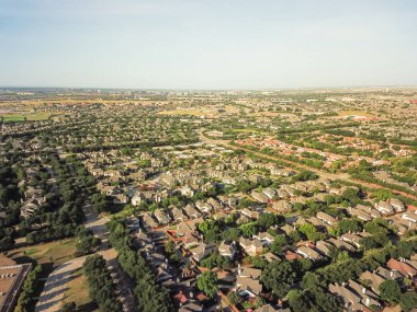 Havadan görünümü kentsel yayılma downtown Dallas, Texas, ABD yakınındaki. Banliyö evleri mahalle driveways, apartman kompleksi köprü ile sıkı paketlenmiş. Irving, Texas, geniş suburbia alt bölümü bize