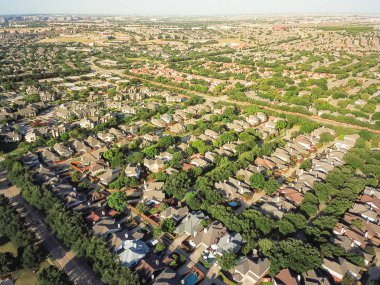 Havadan görünümü kentsel yayılma downtown Dallas, Texas, ABD yakınındaki. Banliyö evleri mahalle driveways, apartman kompleksi köprü ile sıkı paketlenmiş. Irving, Texas, geniş suburbia alt bölümü bize