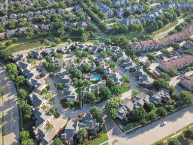 Havadan görünümü apartman kompleksi kentsel alt Irving, Texas, ABD yüzme havuzlu bina. Bir sürü ağaçlar ve kanal ile büyüyen yeşil banliyösü. Çevre dostu yaşam mahalle