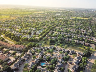 Üstten görünüm kentsel yayılma Dallas-Fort Worth bölgesinde. Karmaşık ve banliyö sıkıca apartman evler mahalle driveways köprü ile Paketli. Irving, Texas, geniş suburbia alt bölümü bize