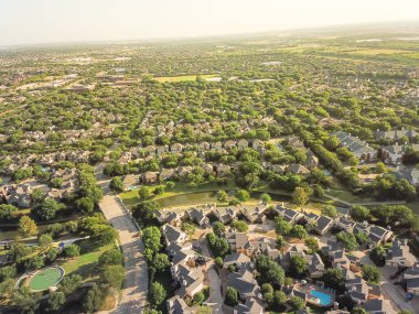 Üstten görünüm kentsel yayılma Dallas-Fort Worth bölgesinde. Karmaşık ve banliyö sıkıca apartman evler mahalle driveways köprü ile Paketli. Irving, Texas, geniş suburbia alt bölümü bize