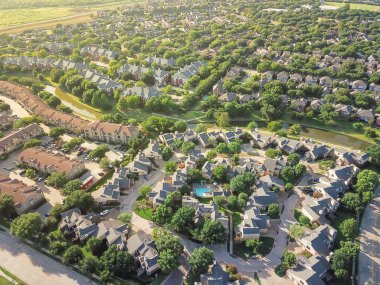 Havadan görünümü apartman kompleksi kentsel alt Irving, Texas, ABD yüzme havuzlu bina. Bir sürü ağaçlar ve kanal ile büyüyen yeşil banliyösü. Çevre dostu yaşam mahalle