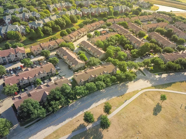 Bovenaanzicht Groene Buitenwijk Groeien Met Gemeenschap Park Appartementencomplex Kanaal Luchtfoto — Stockfoto