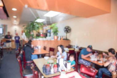Bulanık görüntü küçük ve kalabalık Pho restoranda Houston, Texas, bize. Vietnam ve dünya çapında popüler gıda Pho (et, pirinç noodle, otlar, sığır eti veya tavuk suyu ile Vietnam şehriye çorbası) olduğunu.