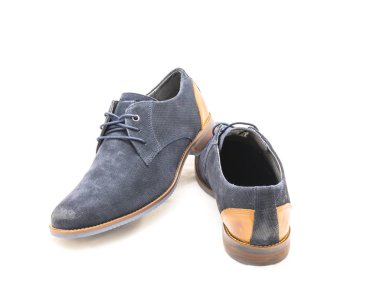 Stüdyo üstten görünüm beyaz arka plan üzerinde koyu mavi erkekler Blücher elbise ayakkabı izole bir çift küme yeni vurdu. Resmi kıyafet adam için