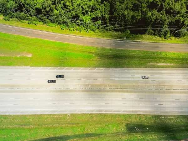 Interstate 10 karayolu (ı-10) Texas Louisiana hava görünümü. Bulutlar mavi gökyüzü altında yeşil meşe ağaçları ile çevrili düz yol Flyover. Güney Amerika Birleşik Devletleri sahne üzerinden çalışan araba