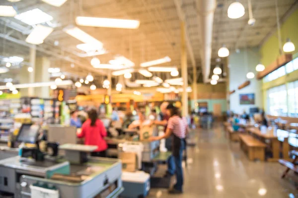Görüntü kasiyer insan çıkış sayaç ile bulanıklık. Katip süpermarkette depolamak için kredi kartı ile ödeme müşteriler. Kasiyer kayıt, bilgisayar satış kontuarı, ödeme ödeme terminal üzerinde.