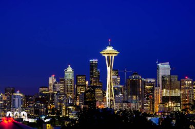Yakın çekim görünümü Seattle akşam, gökdelenler görüntülemek Kerry Park Queen Anne Hill. Güzel ışıklı cityscape arka plan