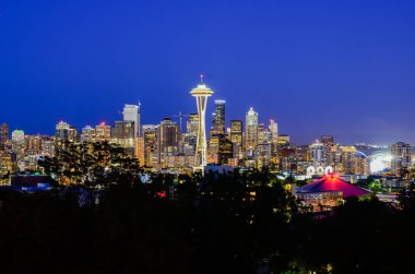 Güzel Seattle Kerry Park Queen Anne Hill mavi saat sırasında ışıklı silüetini şehir merkezinde görüntüleyin. Mount Rainer-ebilmek var olmak seen--dan geçmiş.