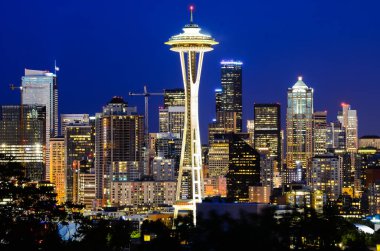 Yakın çekim görünümü Seattle akşam, gökdelenler görüntülemek Kerry Park Queen Anne Hill. Güzel ışıklı cityscape arka plan