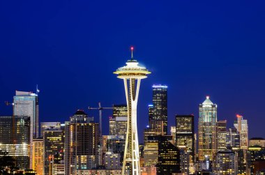 Yakın çekim görünümü Seattle akşam, gökdelenler görüntülemek Kerry Park Queen Anne Hill. Güzel ışıklı cityscape arka plan