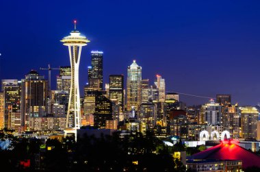 Yakın çekim görünümü Seattle akşam, gökdelenler görüntülemek Kerry Park Queen Anne Hill. Güzel ışıklı cityscape arka plan
