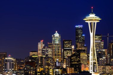 Yakın çekim görünümü Seattle akşam, gökdelenler görüntülemek Kerry Park Queen Anne Hill. Güzel ışıklı cityscape arka plan