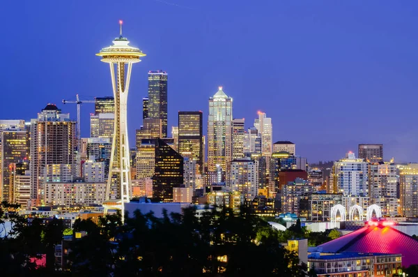 Güzel Seattle Kerry Park Queen Anne Hill mavi saat sırasında ışıklı silüetini şehir merkezinde görüntüleyin. Mount Rainer-ebilmek var olmak seen--dan geçmiş.