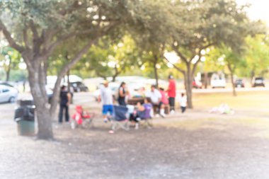 Bulanık görüntü grup yerel Latino insan Bear Creek Park Houston, Texas, Barbekü keyfini çıkarın bizi. Aile ve arkadaşlar ile kamu parkı Barbekü ızgara. Et şiş duman. Dış taraf ve piknik kavramı.