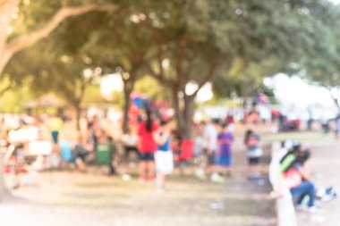 Bulanık görüntü grup yerel Latino insan Bear Creek Park Houston, Texas, Barbekü keyfini çıkarın bizi. Aile ve arkadaşlar ile kamu parkı Barbekü ızgara. Et şiş duman. Dış taraf ve piknik kavramı.