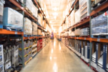 Modern dağıtım depo veya depo raflar bulanık görüntü. Endüstriyel depo iç koridor ufuk arka plan. Stok, hipermarket, toptan, lojistik ve kavram verme.