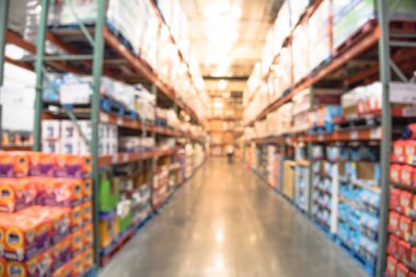Modern dağıtım depo veya depo raflar bulanık görüntü. Endüstriyel depo iç koridor ufuk arka plan. Stok, hipermarket, toptan, lojistik ve kavram verme.