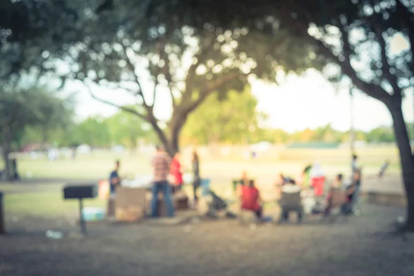 ラテン系住民のビンテージ トーンぼやけた画像グループ ベアー クリーク パーク テキサス州ヒューストンでのバーベキューをお楽しみください私たち 家族や友人と公園で Bbq グリル 肉の串焼き煙 — ストック写真