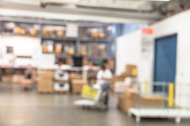 Bulanık müşteriler büyük mobilya depo depolama koridorları ve yerden tavana depo gözlerine sıra ile alışveriş. Ufuk arka plan Endüstriyel depo iç. Stok, toptan, lojistik, dışa aktarma