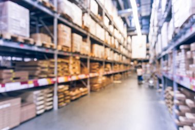 Bulanık müşteriler büyük mobilya depo depolama koridorları ve yerden tavana depo gözlerine sıra ile alışveriş. Ufuk arka plan Endüstriyel depo iç. Stok, toptan, lojistik, dışa aktarma