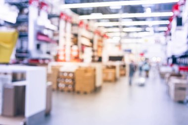 Bulanık müşteriler büyük mobilya depo depolama koridorları ve yerden tavana depo gözlerine sıra ile alışveriş. Ufuk arka plan Endüstriyel depo iç. Stok, toptan, lojistik, dışa aktarma