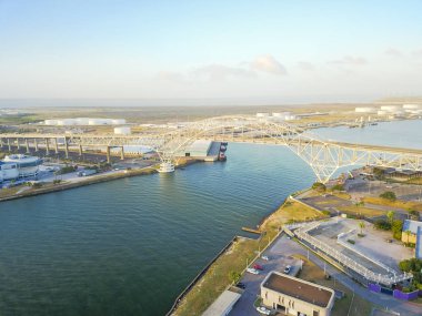 Corpus Christi Harbor Bridge Petrol tankları ve rüzgar türbinleri çiftliği mesafe sıra ile hava görünümünü. Corpus Christi gemi kanal ile bir kemer köprü üstünden geçiyor