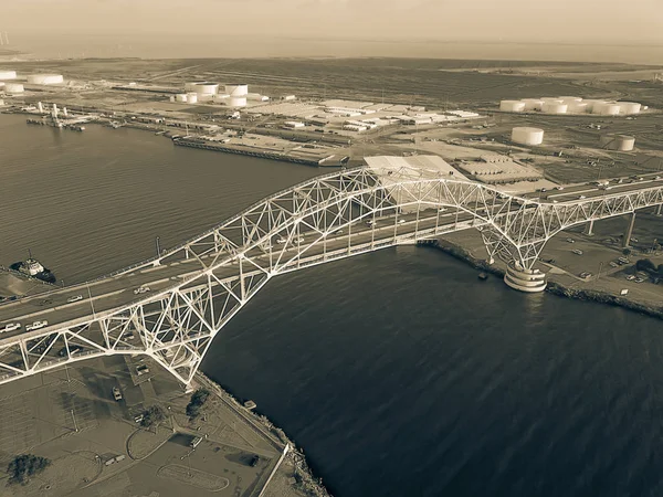 Vintage Ton Luftaufnahme Der Corpus Christi Hafenbrücke Mit Einer Reihe — Stockfoto