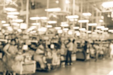 Vintage sesi bulanık görüntü kasiyer insan çıkış sayaç ile. Katip depolamak için kredi kartı ile ödeme müşteriler, çalışan bakkal torbaları. Kasiyer kayıt, ödeme ödeme terminal