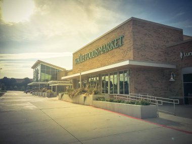 Irving, Tx, bize-Ağu 19, 2018:Close-tüm gıdalar pazarının dış cephe logosuna kadar saklamak. Yapay koruyucu, renk, tat, tatlandırıcı yemeksiz featuring bir eko-fikirli süpermarket zinciri