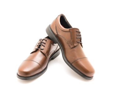 Stüdyo çekim üstten görünüm marka yeni kahverengi erkek elbise kap ayak Oxford parlak çift birtakım elbise beyaz arka plan üzerinde izole ayakkabı. Resmi kıyafet adam için