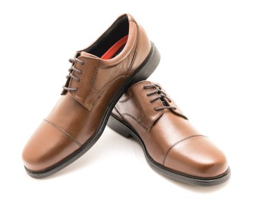 Stüdyo çekim üstten görünüm marka yeni kahverengi erkek elbise kap ayak Oxford parlak çift birtakım elbise beyaz arka plan üzerinde izole ayakkabı. Resmi kıyafet adam için