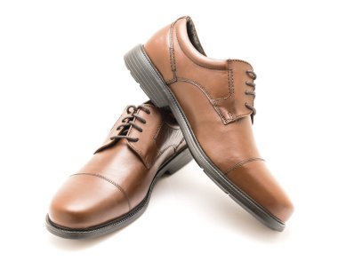 Stüdyo çekim üstten görünüm marka yeni kahverengi erkek elbise kap ayak Oxford parlak çift birtakım elbise beyaz arka plan üzerinde izole ayakkabı. Resmi kıyafet adam için