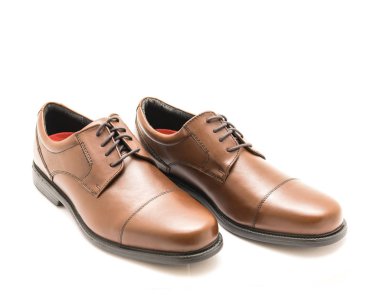 Stüdyo çekim üstten görünüm marka yeni kahverengi erkek elbise kap ayak Oxford parlak çift birtakım elbise beyaz arka plan üzerinde izole ayakkabı. Resmi kıyafet adam için