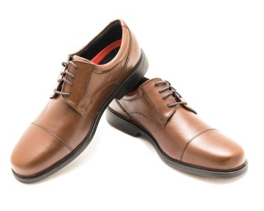 Stüdyo çekim üstten görünüm marka yeni kahverengi erkek elbise kap ayak Oxford parlak çift birtakım elbise beyaz arka plan üzerinde izole ayakkabı. Resmi kıyafet adam için