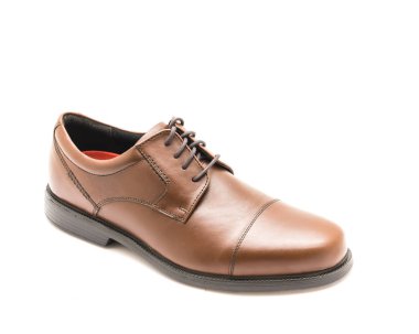 Yakın çekim yeni bir parlak kahverengi erkek elbise kap beyaz arka plan üzerinde izole Oxford ayakkabı ayak parmağı. Resmi kıyafet adam için