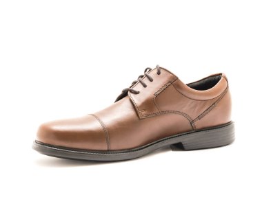 Yakın çekim yeni bir parlak kahverengi erkek elbise kap beyaz arka plan üzerinde izole Oxford ayakkabı ayak parmağı. Resmi kıyafet adam için