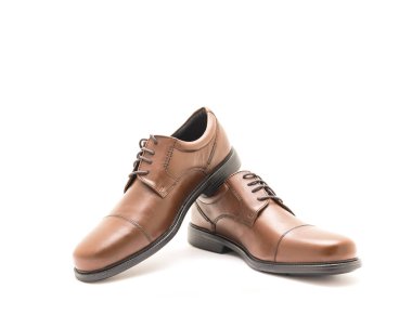 Stüdyo çekim üstten görünüm marka yeni kahverengi erkek elbise kap ayak Oxford parlak çift birtakım elbise beyaz arka plan üzerinde izole ayakkabı. Resmi kıyafet adam için