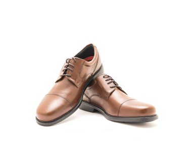 Stüdyo çekim üstten görünüm marka yeni kahverengi erkek elbise kap ayak Oxford parlak çift birtakım elbise beyaz arka plan üzerinde izole ayakkabı. Resmi kıyafet adam için