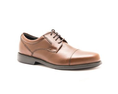 Yakın çekim yeni bir parlak kahverengi erkek elbise kap beyaz arka plan üzerinde izole Oxford ayakkabı ayak parmağı. Resmi kıyafet adam için