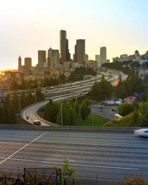 Arka planda Seattle silueti ile öğleden sonra rush hour sırasında I-90 Kavşağı I-5 karayolunda yoğun trafik