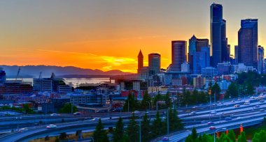 Panoramik Seattle silueti ve s-eğri I-90, I-5 Otoban kavşağı trafik hareket günbatımı sırasında. Seyahat ve ulaşım arka plan, cityscape ve yüksek hız kavramı. Ali rıza Park görünümünden