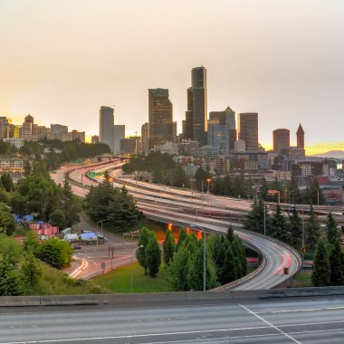 Arka planda Seattle silueti ile öğleden sonra rush hour sırasında I-90 Kavşağı I-5 karayolunda yoğun trafik