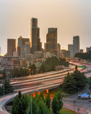 Arka planda Seattle silueti ile öğleden sonra rush hour sırasında I-90 Kavşağı I-5 karayolunda yoğun trafik