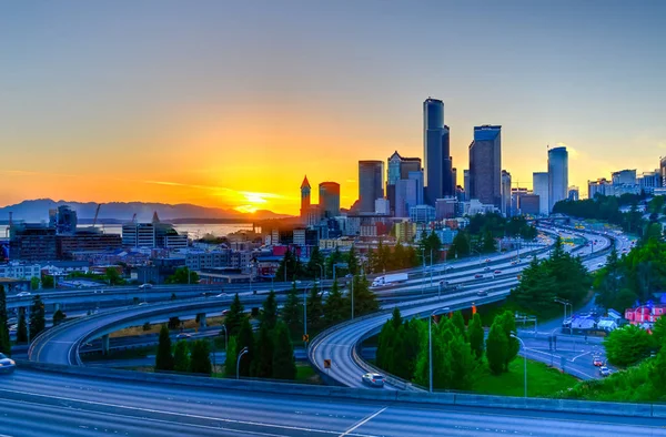 Skyline Seattle Curvo Movimento Del Traffico Interscambio Autostradale Durante Tramonto — Foto Stock