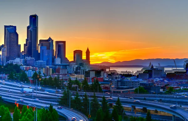 Skylines Seattle Curva Movimiento Tráfico Intercambio Carreteras Durante Puesta Del — Foto de Stock